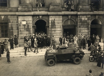 404394 Afbeelding van het publiek bij het stadhuis (Stadhuisbrug 1) te Utrecht in afwachting van de terugkeer van ...